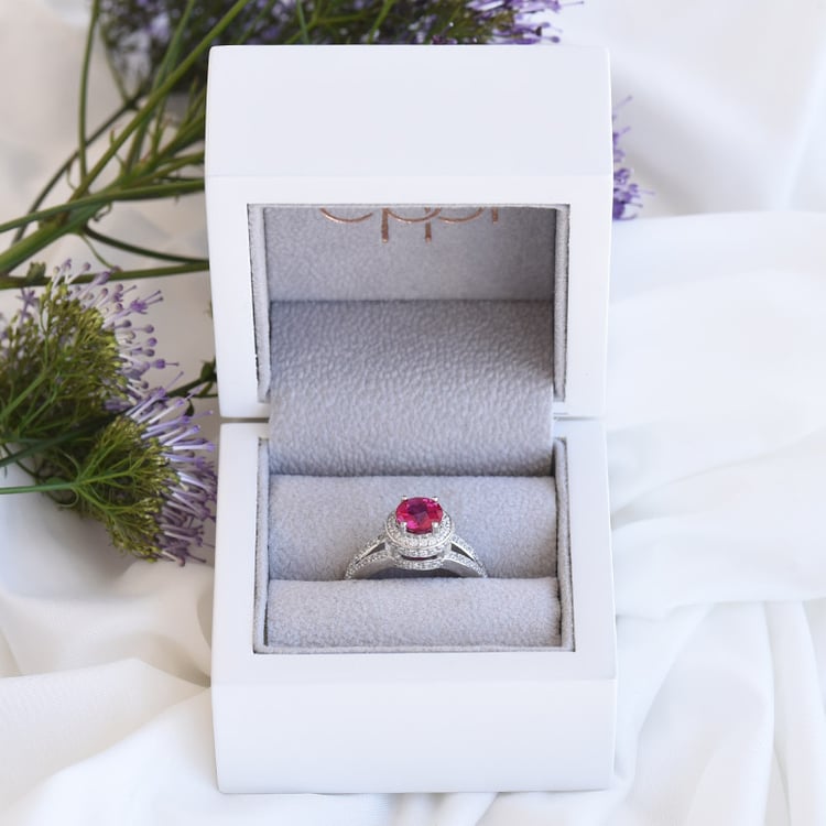 Prsteň s rubínom a zirkónmi 82663