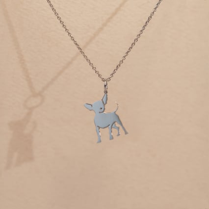 Prívesok v tvare psa s gravírom Chihuahua