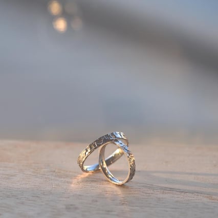 Zlaté svadobné prstene s reliéfnym povrchom Jaap