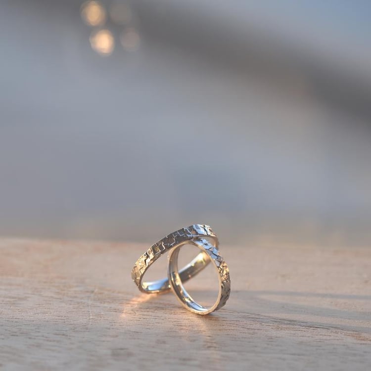 Prstene s reliéfnym povrchom 52020