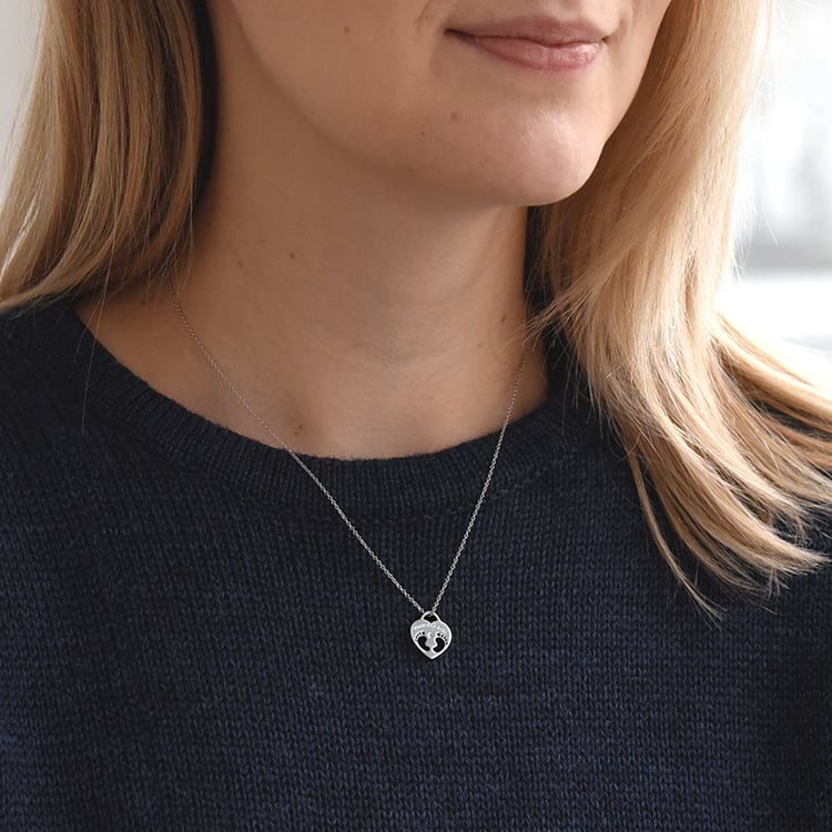 Strieborný prívesok detské nožičky s diamantom a gravírom Sophia 103373