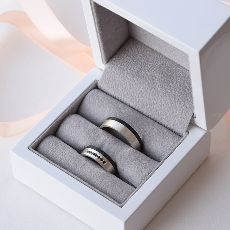 Karbonové snubné prstene s čiernymi diamantmi 77705