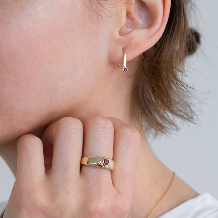 Visiace náušnice s rubínovými srdiečkami Levy 124540