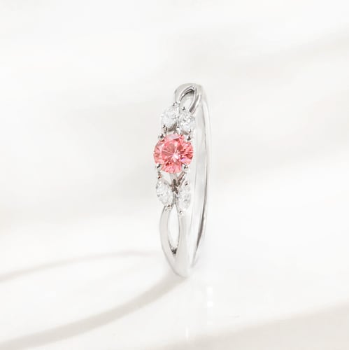 Zásnubný prsteň s ružovým 0.32ct lab- grown diamantom a marquise lab-grown diamantmi Halym