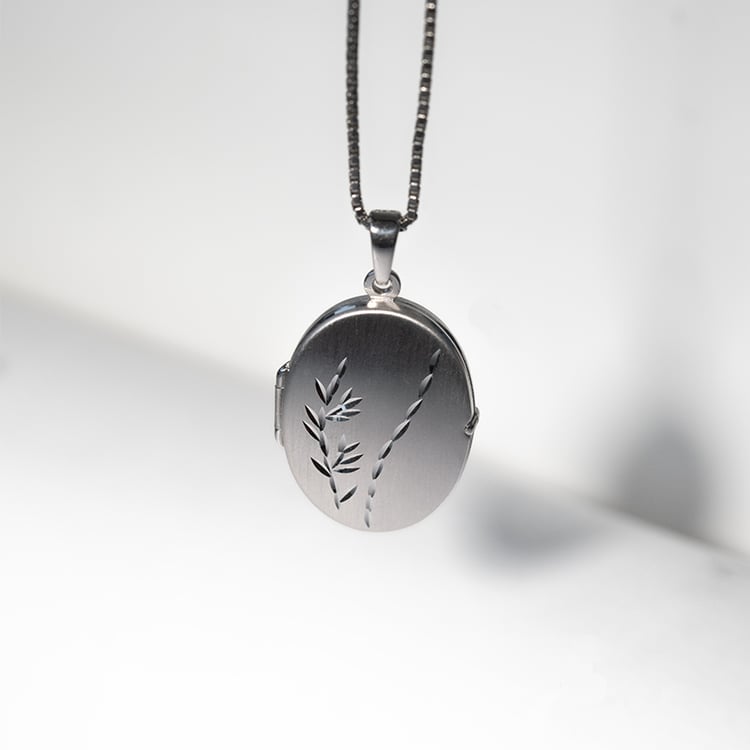 Strieborný otvárací medailón so vzorom 128685