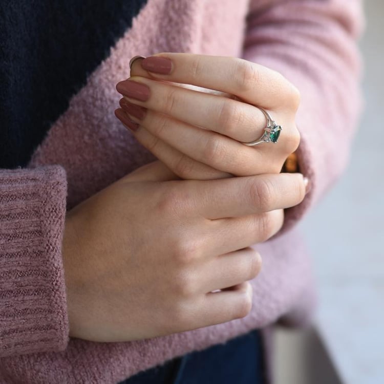 Zlatý prsteň so smaragdom a dvoma diamantmi 52049