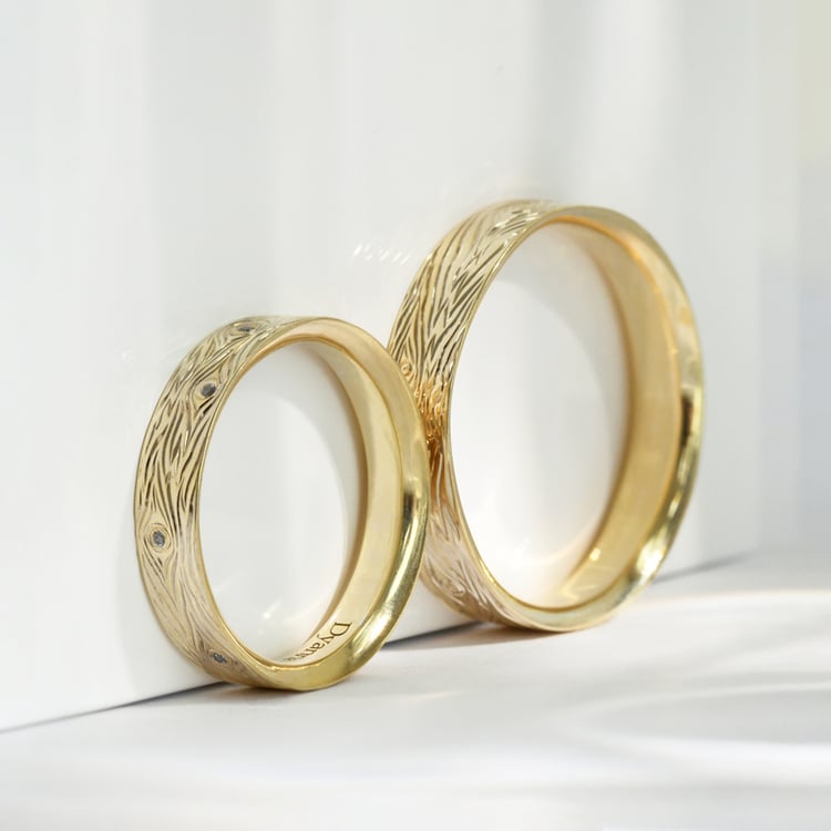 Svadobné obrúčky s ručnou rytinou motívu dreva a diamantmi Wood 117990