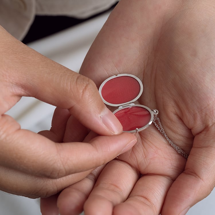 Strieborný otvárací medailón so vzorom 129377