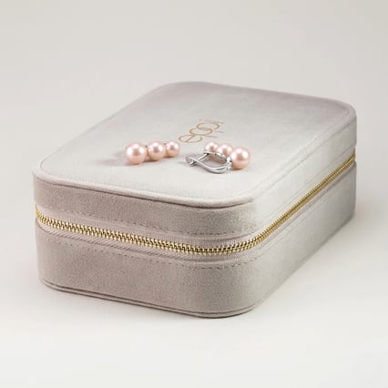 Strieborné visiace náušnice s tromi broskyňovými perlami Arielle