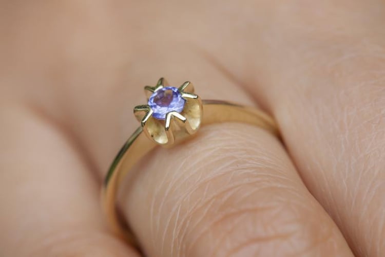 Prsteň zo žltého zlata s tanzanitom 2609