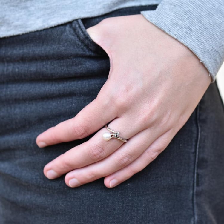 Zásnubný prsteň s perlou a diamantom 23084