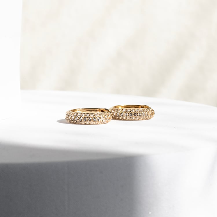 Strieborné pavé kruhové náušnice s bielymi topazmi Shaviv 142852