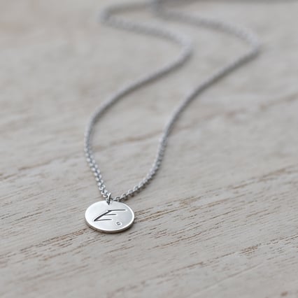 Strieborný prívesok s diamantom a s gravírom písmena Rei