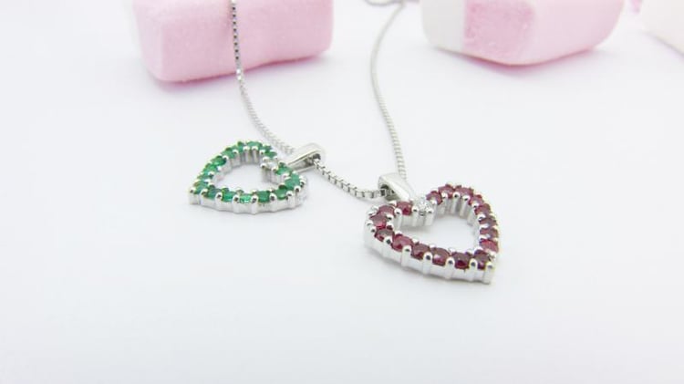 Srdiečko so smaragdom Channah 8318