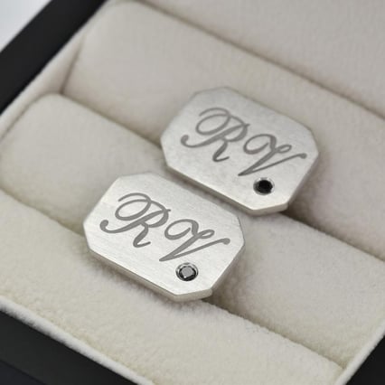 Strieborné manžetové gombíky s gravírom a čiernymi diamantmi Grus