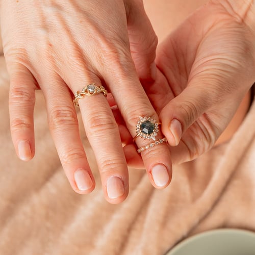 Zásnubný prsteň se salt and pepper diamantom a lab-grown diamantmi Timothy