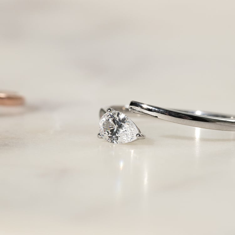 Atypický zásnubný prsteň s lab-grown pear diamantom Carol 137530