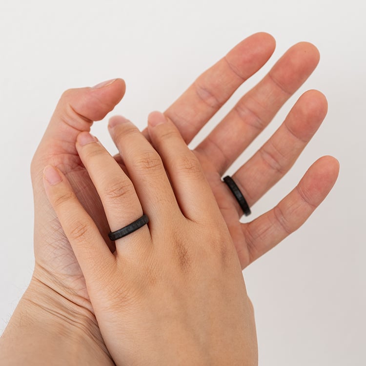 Plochý karbónový snubný prsteň so skosenými hranami Versiss 120718