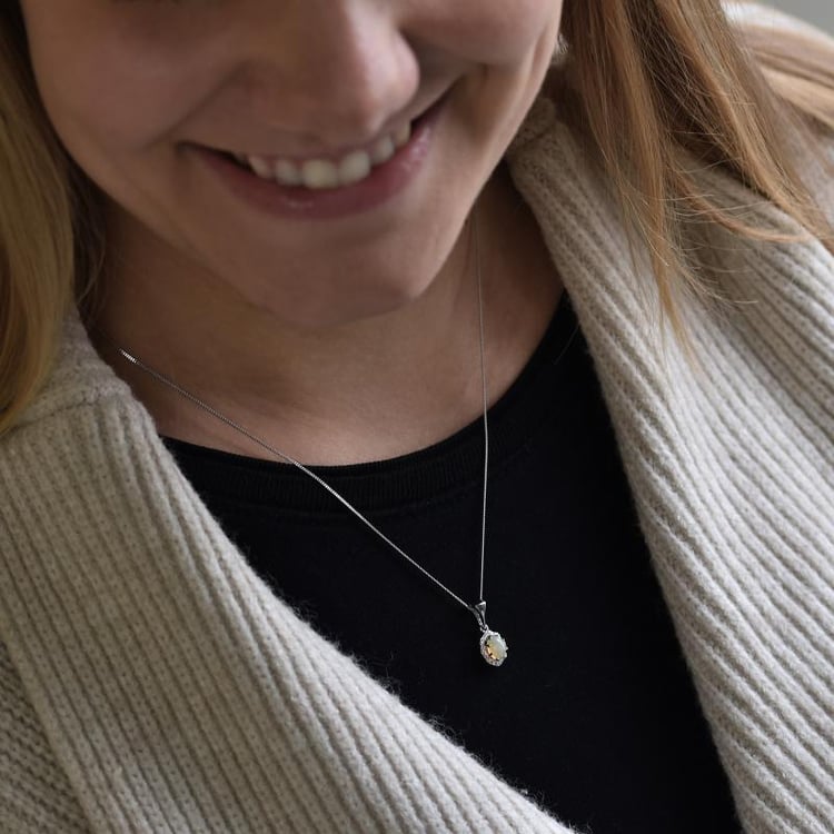 Zlatý náhrdelník s opálom a halo osadenými diamantmi 35185