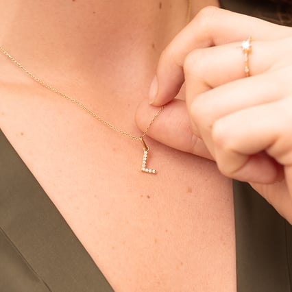 Strieborný prívesok v tvare písmena s lab-grown diamantmi Letra