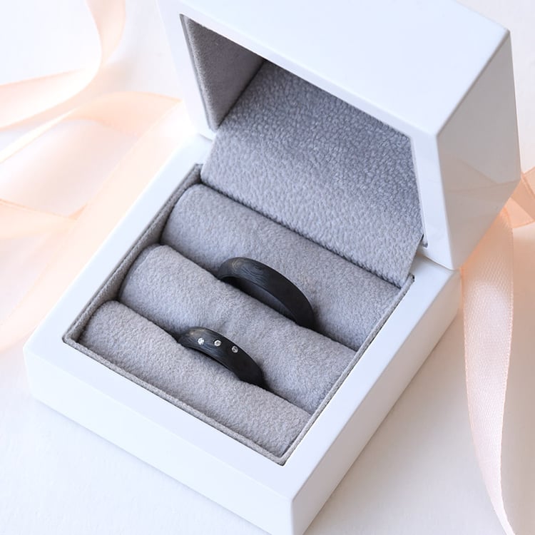 Prsteny z karbonu s diamantmi 77711