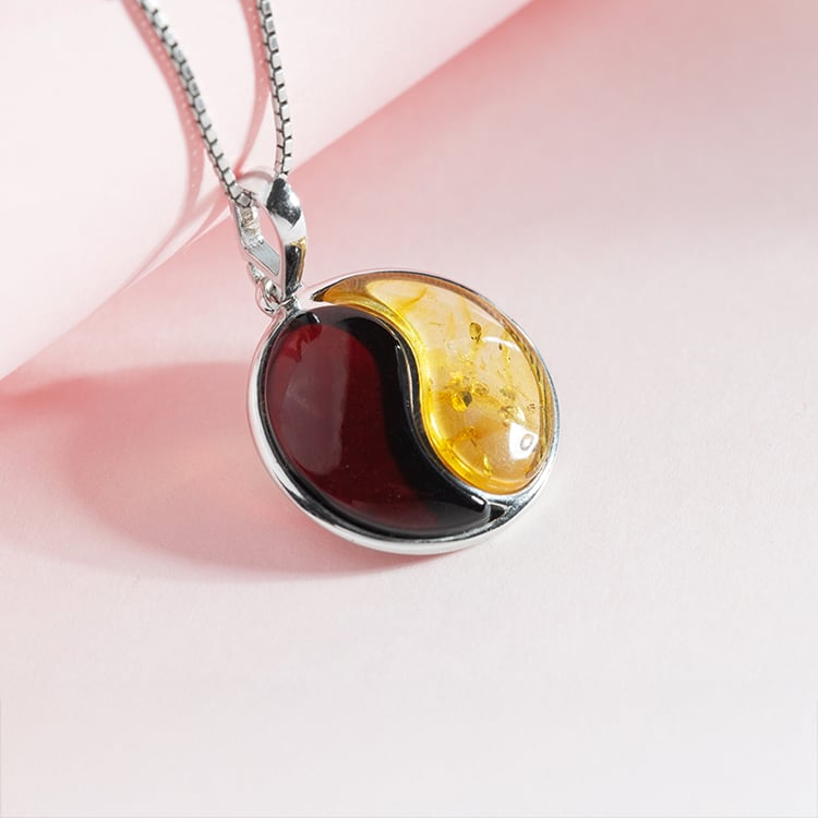 Strieborný jantárový prívesok so symbolom Jin Jang 150775