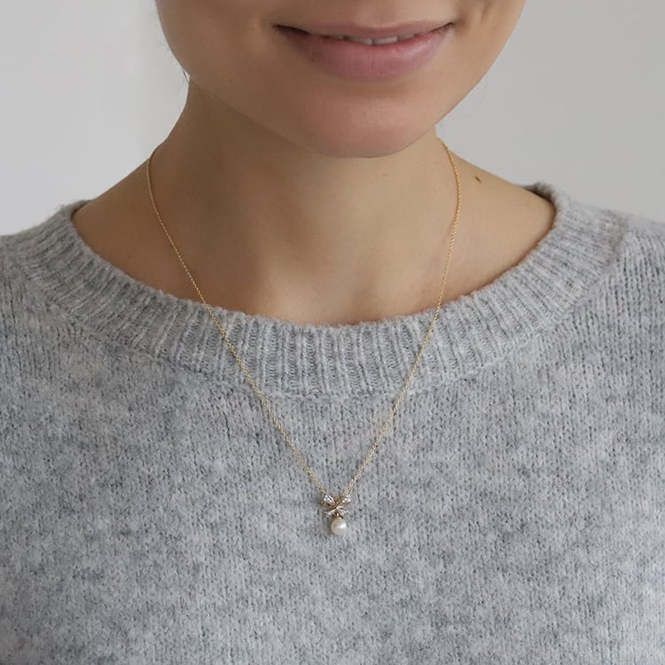 Perlový prívesok so zlatou mašľou a zirkónmi 74128