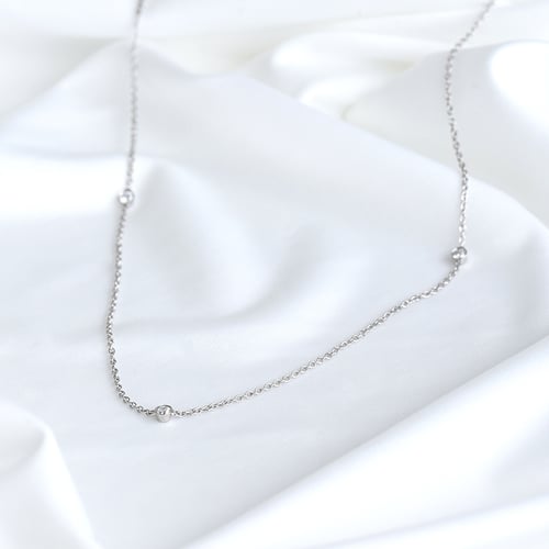 Jemný zlatý náhrdelník s tromi diamantmi Gisila