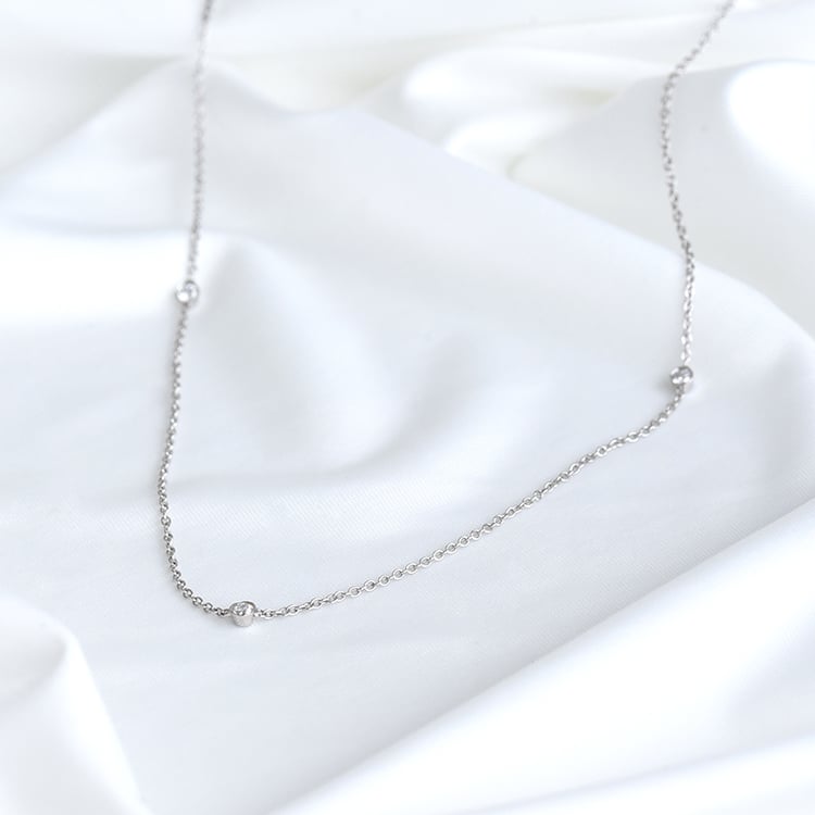 Zlatý náhrdelník so tremi diamantmi 80723