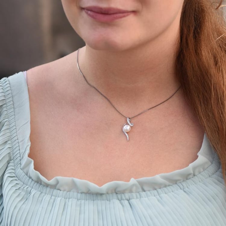 Strieborný náhrdelník so zirkónmi 46807