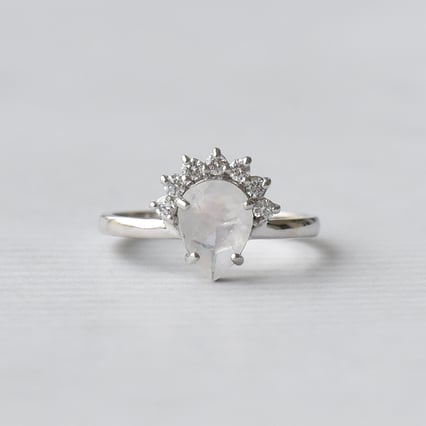 Zásnubný prsteň s mesačným kameňom a diamantmi Gower