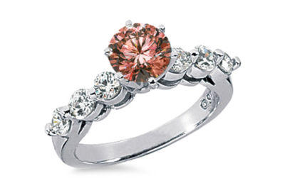 Prsteň z bieleho zlata s ružovým diamantom a postrannými bielymi diamantmi.