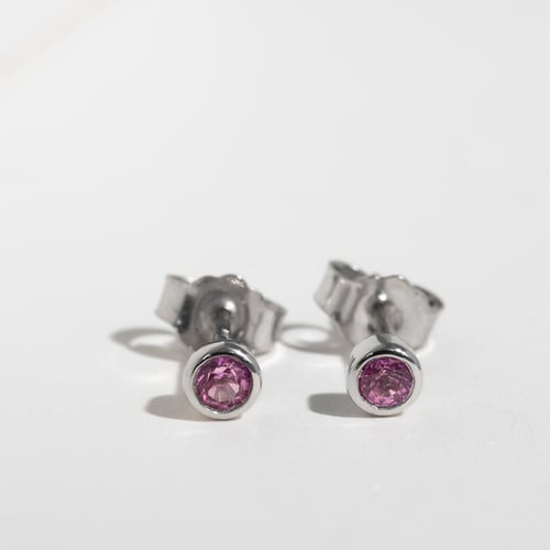 Strieborné bezel náušnice s ružovými zafírmi Viosa