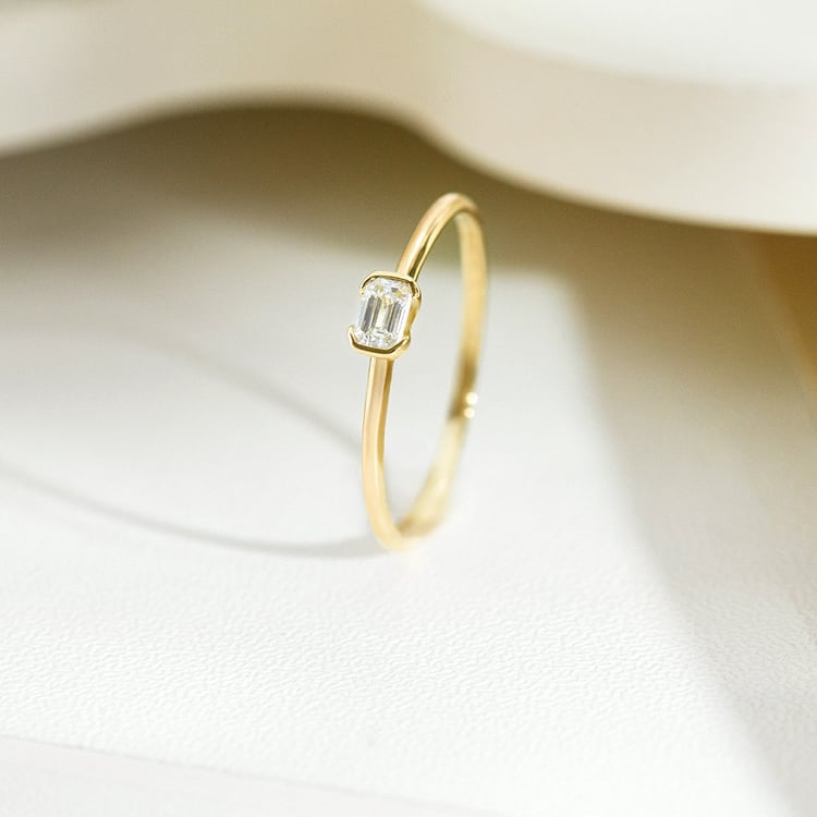 Minimalistischer Ring aus Silber mit einem Lab Grown Diamanten in Emerald-Form Henrik 161970