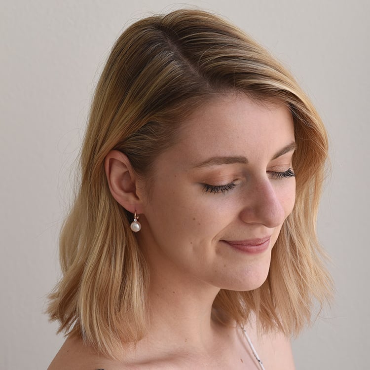 Visiace náušnice s perlou 65329