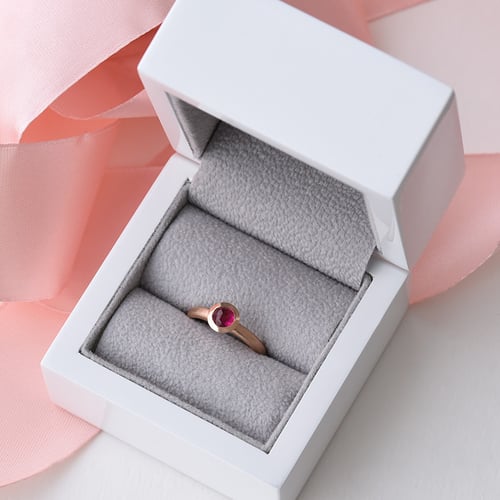 Zlatý prsteň s rose cut rubínom Eimear