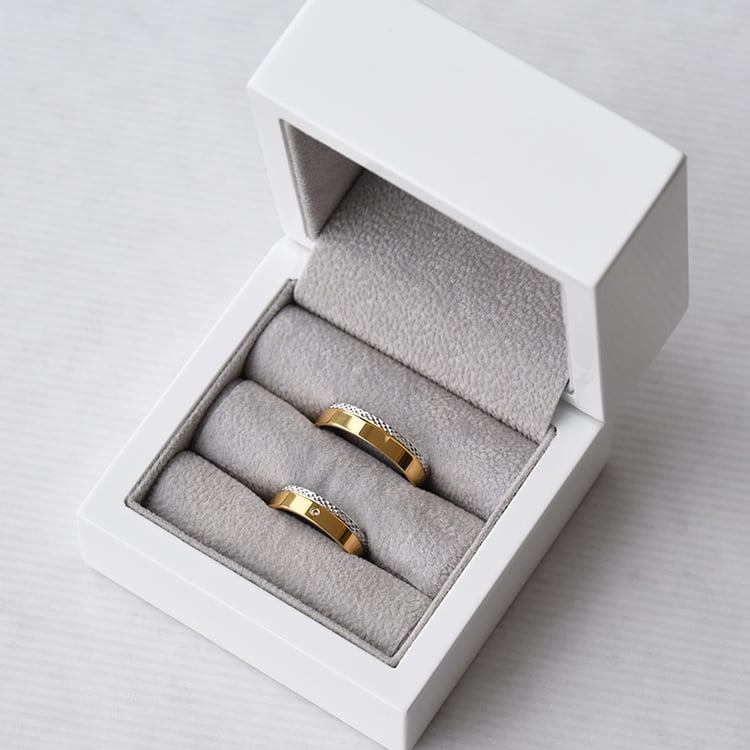 Zdobené zlaté obrúčky s diamantom 72373