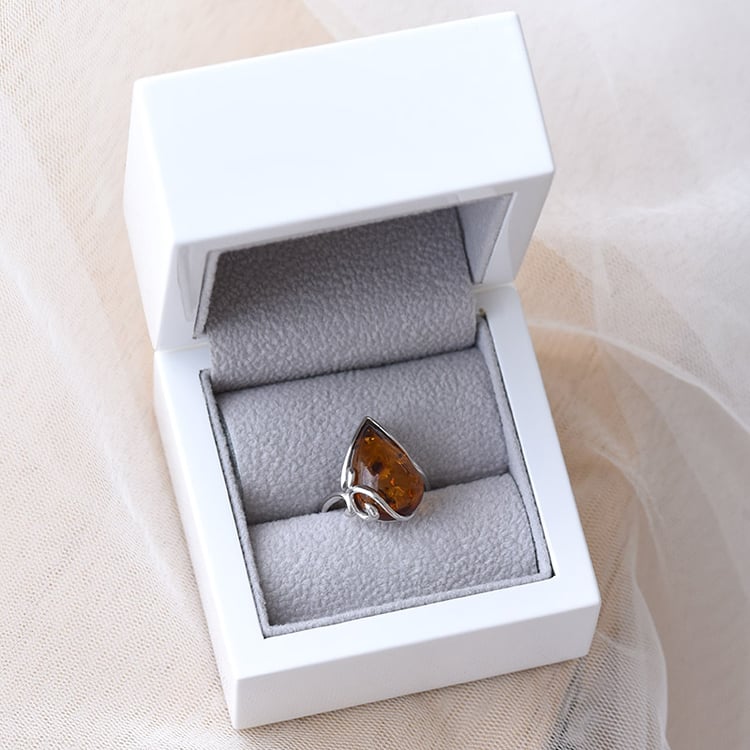 Kvapka jantáru v krásnom striebornom prsteňa 69553