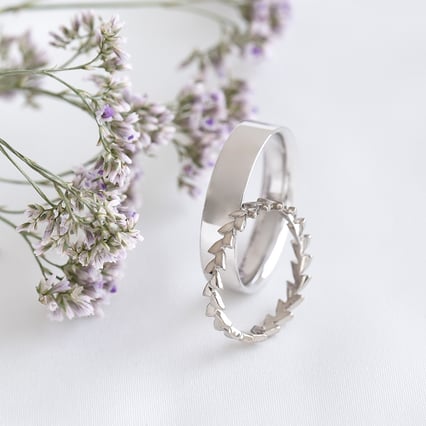 Zlatý prsteň v tvare lístočkov a pánský plochý prsteň Kelila