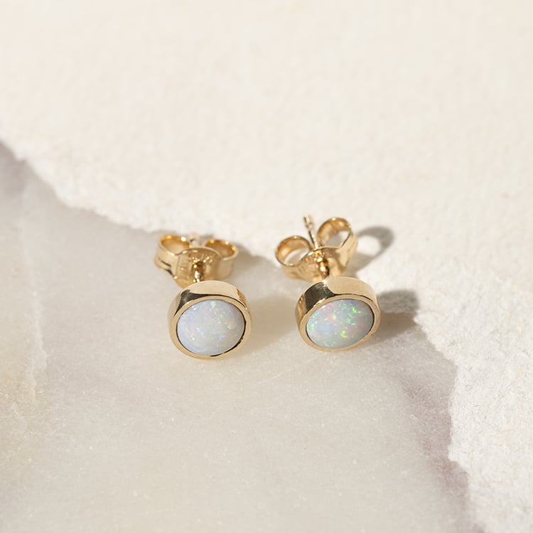 Zlaté minimalistické náušnice s bielymi opálmi Aster 137127