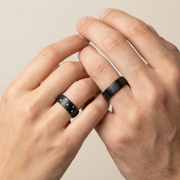 Ploché karbónové svadobné obrúčky s diamantom Lola 166553