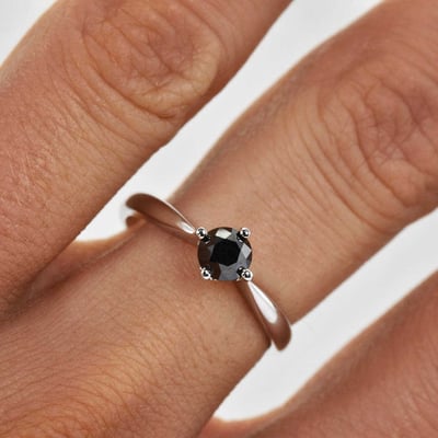Zásnubný prsteň s čiernym diamantom