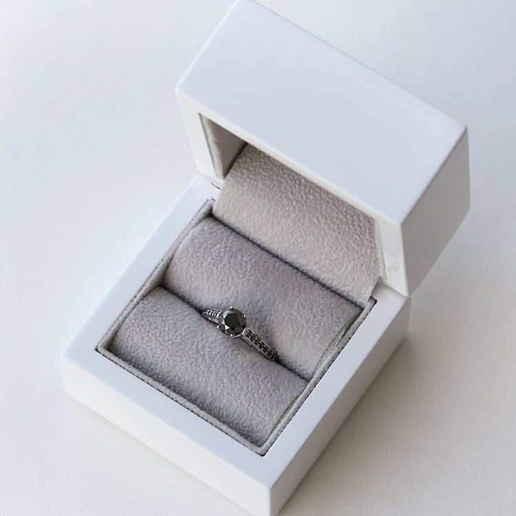 Zásnubný prsteň vo vintage štýle s diamantmi 74326