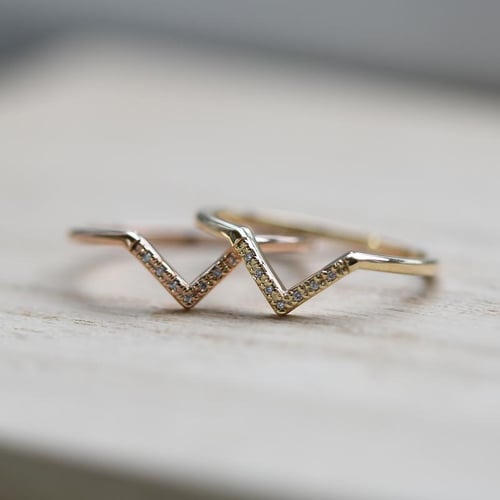 Zlatá vykrojená obrúčka s diamantmi Sandira