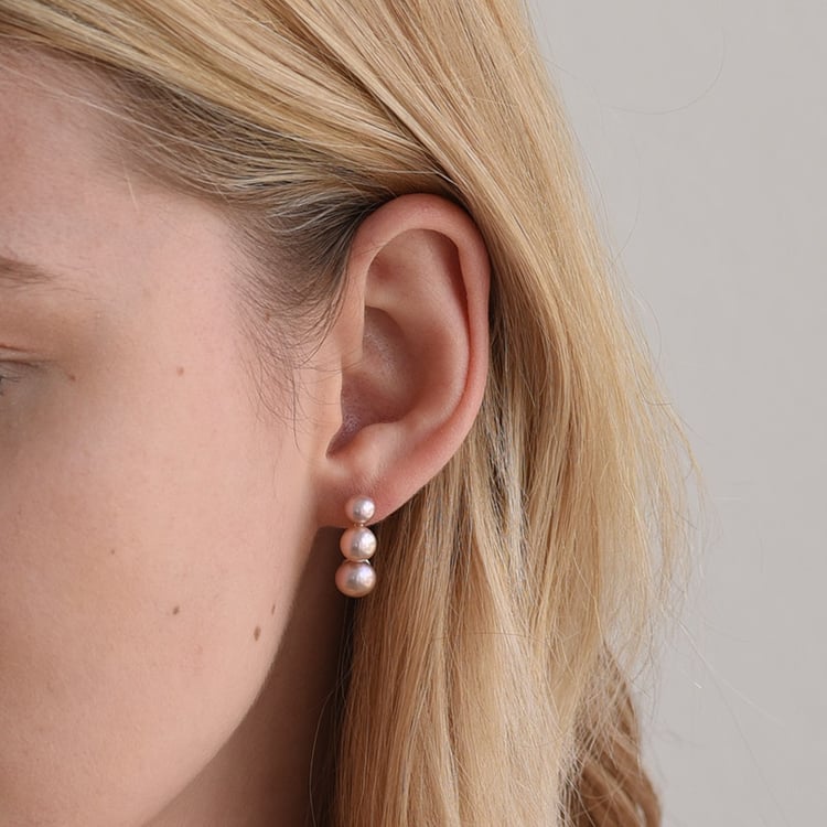 Strieborné visiace náušnice s tromi levanduľovými perlami 65658