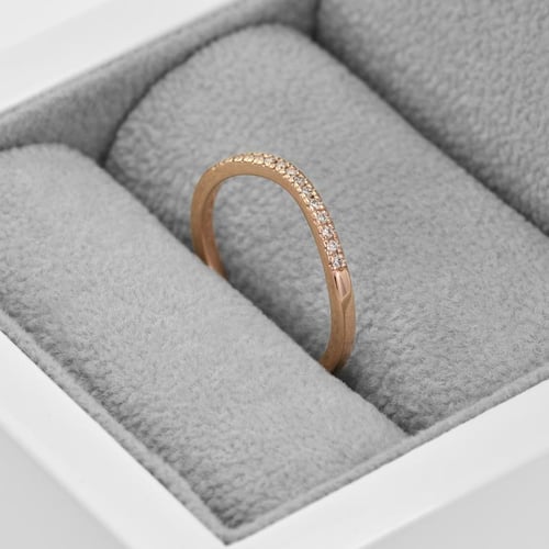 Vykrojený zlatá eternity obrúčka s diamantmi Jola