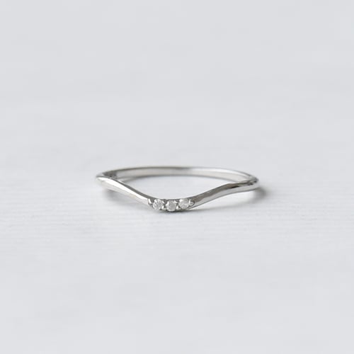 Minimalistický vykrojený prsteň s tremi diamantmi Moore