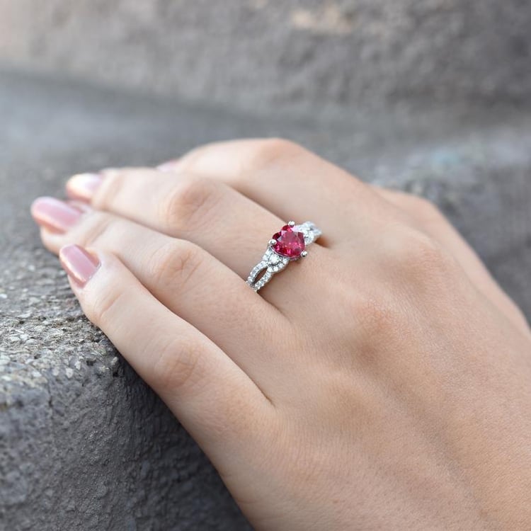 Srdiečkový rubín v striebornom prsteni 32385