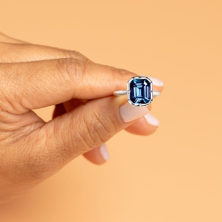 Zlatý bezel prsteň s emerald lab-grown alexandritom Kayla 136585