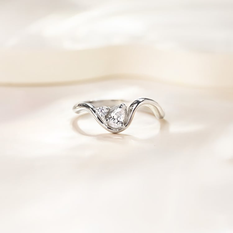 Vlnitý zásnubný prsteň s pear moissanitom Mirjana 154935